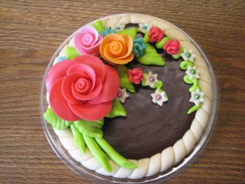 Round cake with a bouquet